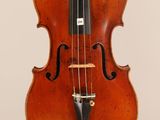 un vieux violon avec un archet accroché à son dos