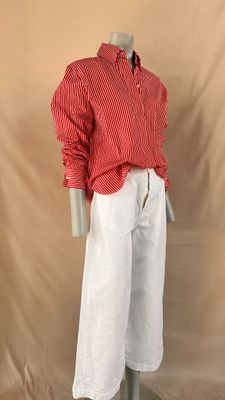 red and white shirt and white pants on a mannequin mannequin mannequin mannequin mannequin mannequin mannequin manne
