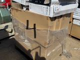 un grand nombre de boîtes empilées les unes sur les autres