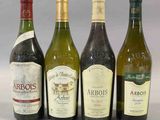 quatre bouteilles de vin sont alignées sur une table