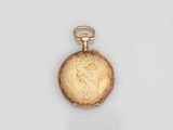 une image représentant une montre de poche en or ornée d'un motif floral