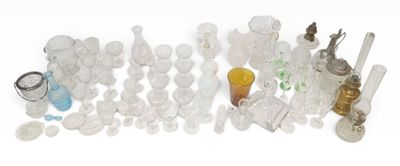 beaucoup d'objets en verre qui se trouvent sur la table