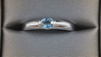 MATY : Bague en or blanc, 375°/°°, ornée d'une topaze bleue,… - Photo 1