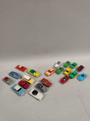 un grand nombre de voitures-jouets qui se trouvent sur la table