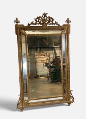 un miroir posé sur le sol devant un mur