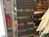 un garage avec un porte-outils à l'intérieur