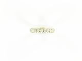 une alliance en or blanc sertie de cinq diamants