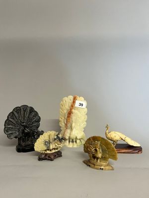 cinq figurines représentant différents animaux sur un fond blanc
