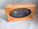 une radio à l'ancienne posée sur une table