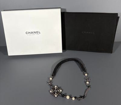 CHANEL Bijou de tête en métal argenté noirci à décor de doub…