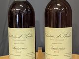 deux bouteilles de vin posées sur une table en bois