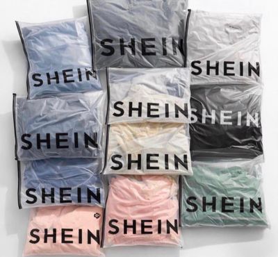 six sacs de chemises Shein empilés les uns sur les autres