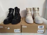 trois paires de bottes noires et blanches posées sur une boîte