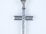 un gros plan d'un pendentif en forme de croix en diamant sur fond blanc