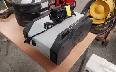 une radio posée sur une table, à côté d'autres objets