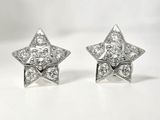 une paire de boucles d'oreilles en forme d'étoile en diamant sur fond blanc