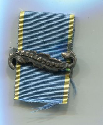un ruban bleu et jaune muni d'un fermoir en argent