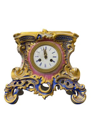 Dans le goût de Jacob PETIT Pendule en porcelaine polychrome…