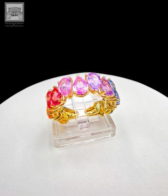 une bague posée sur une table