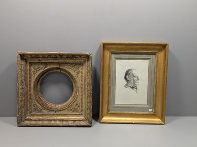 deux photos encadrées représentant la tête d'un homme et le visage d'une femme