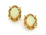 une photo d'une paire de boucles d'oreilles en oplite et en diamant