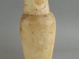 une photo d'un vase blanc posé sur une table