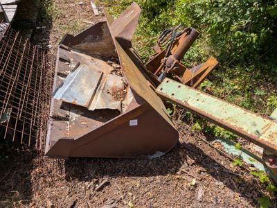 une pièce de machine rouillée qui traîne par terre