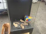 une photo d'un barbecue sur lequel est posée une caisse de bois