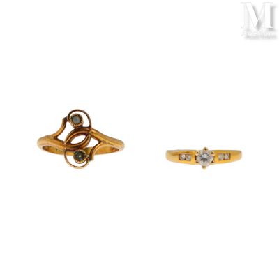 deux bagues en or et une bague en diamant sur fond blanc
