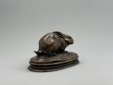 sculpture en bronze représentant un lapin assis sur un rocher