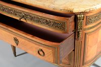 Commode à côtés galbés en placage de bois de rose ouvrant pa… (photo 4)