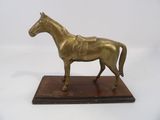 statue en bronze d'un cheval sur un socle en bois sur fond blanc