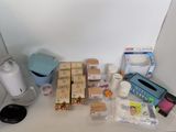 un plan de travail sur lequel sont disposés divers produits alimentaires