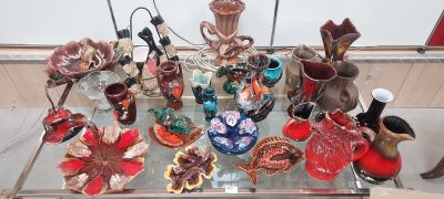 une table en verre sur laquelle sont posés de nombreux vases en verre