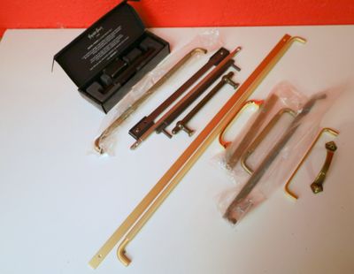 un grand nombre d'outils posés sur la table