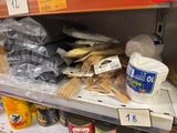 beaucoup de produits alimentaires dans les rayons du magasin