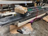 une machine qui travaille sur une pièce de bois