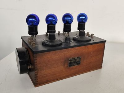 une image représentant une boîte en bois surmontée de quatre ampoules bleues