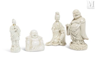 trois figurines blanches représentant des bouddhas assis sur une surface blanche