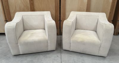 deux chaises blanches placées l'une à côté de l'autre sur le sol