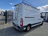 une camionnette blanche garée dans un parking