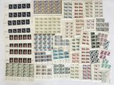 plusieurs types différents d'affranchissements et de timbres sur un fond blanc