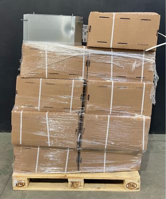 une palette remplie de cartons et des palettes posées sur une autre palette dans un entrepôt