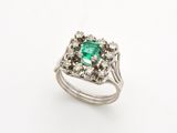 bague en émeraude et diamant sur fond blanc