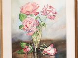 un tableau représentant des roses roses dans un vase posé sur un chevalet