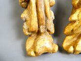 deux figurines d'un homme et d'une femme assis sur un rocher