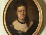 portrait d'une femme en robe noire dans un cadre doré