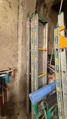 une pièce dans laquelle se trouvent tout un tas d'objets métalliques