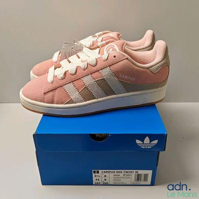 des baskets Adidas Superstar roses et blanches posées sur une boîte bleue
