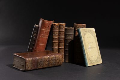 plusieurs vieux livres sont empilés sur une table
